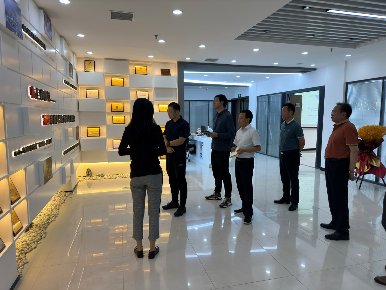 西部机场集团数字化转型办公室领导 赴欧陆注册科技展开考察洽谈活动